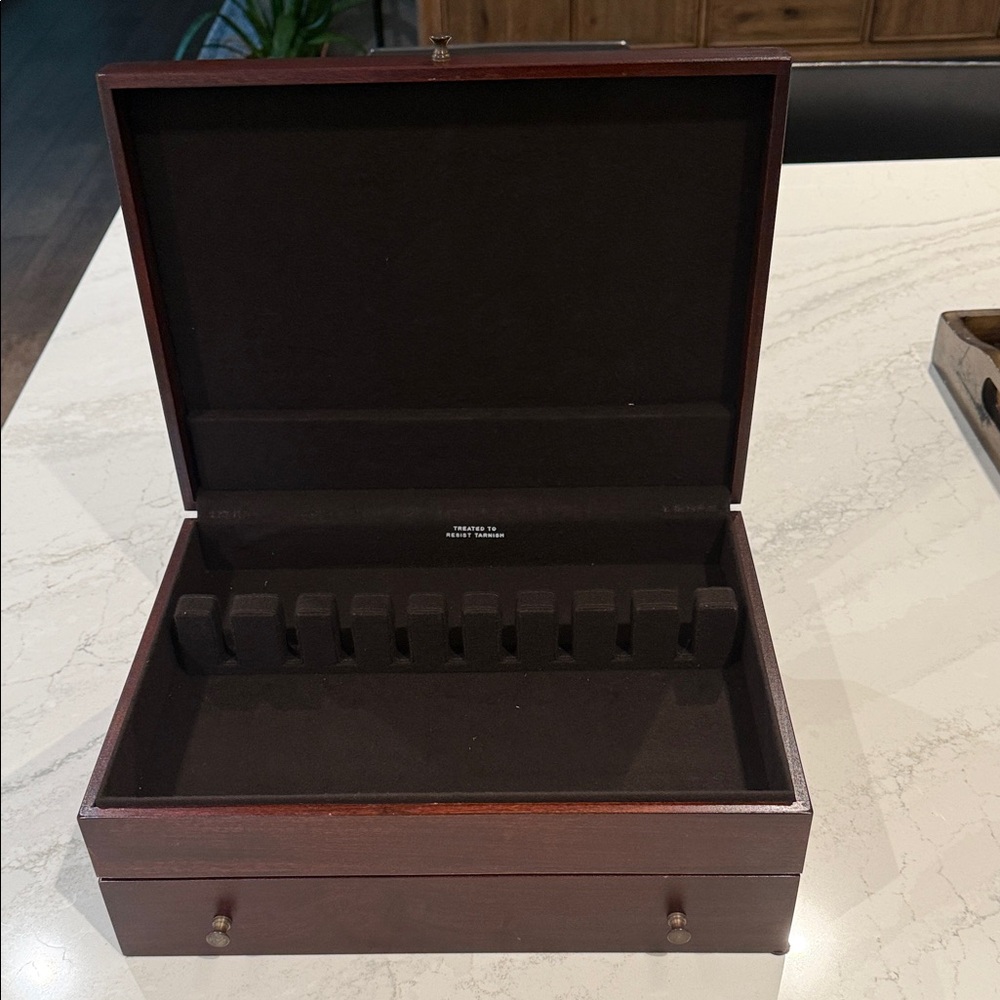 Elegant Wooden silverware Box - Picture 2 of 3